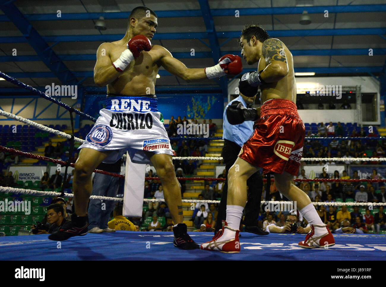 In Nicaragua il rene Gonzalez urti della Costa Rica Bryan 'Tiquito' Vasquez con un punzone per il viso durante la WBA del Mondo Super piuma campionato Foto Stock