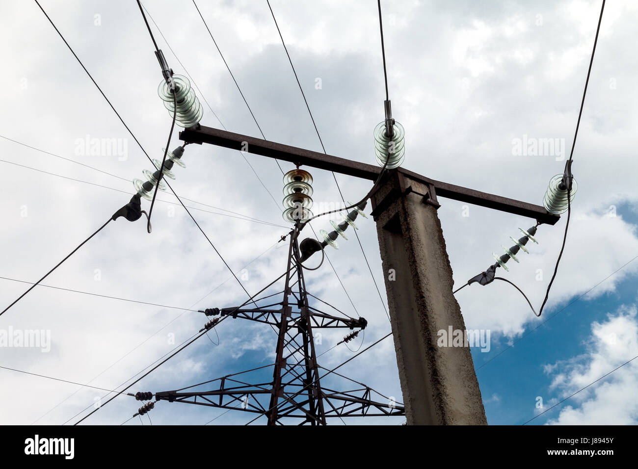 Elevata resistenza alle reti elettriche. Il pilastro di metallo contro il cielo. Foto Stock
