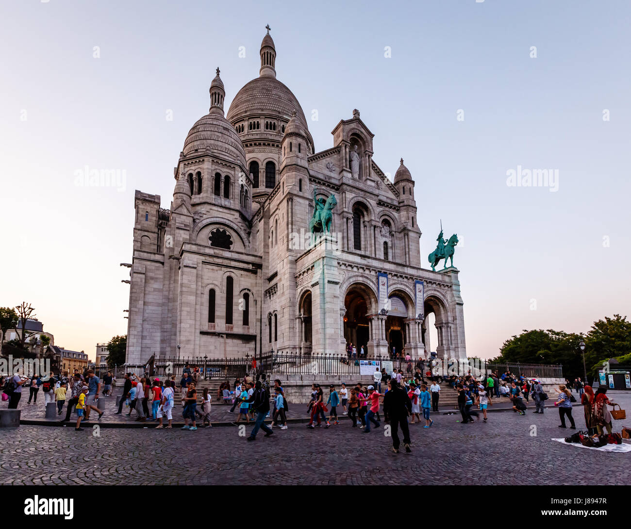 Parigi - 1 luglio: Basilica Sacre Coeur Il 1 luglio 2013 a Parigi, Francia. Basilica del Sacro Cuore è famoso punto di riferimento e il punto più alto della città. Foto Stock