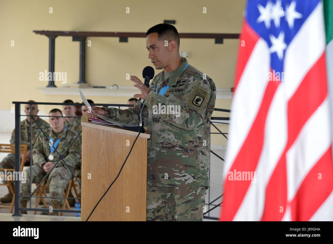 Il comando Sgt. Il Mag. Delfin J. Romani, 54th ingegnere vigili del Battaglione, risolve il pubblico durante un Sgt. Morales Club induzione cerimonia tenutasi alla Caserma Ederle, Vicenza, Italia, Maggio 18, 2017. (U.S. Foto dell'esercito da Visual Information Specialist Antonio Bedin/rilasciato) Foto Stock