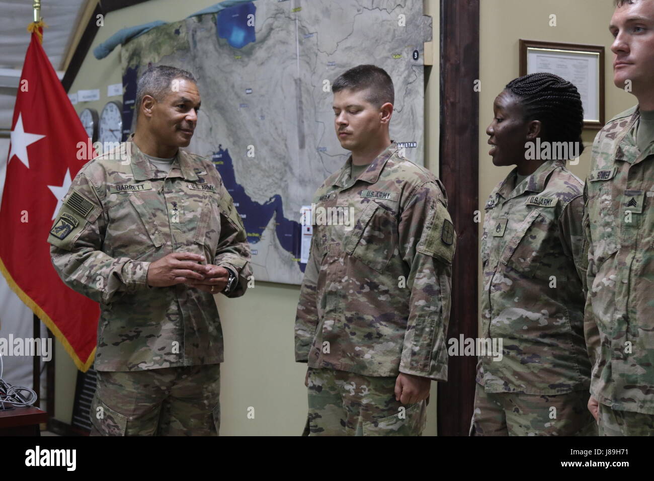 Lt. Gen. Michael Garrett, il comandante generale per gli Stati Uniti Esercito centrale, presenta delle monete in euro ai soldati all'interno dell'Ingegnere 420th brigata, durante una circolazione del campo di battaglia a Camp Buehring, 19 maggio. Garrett ha parlato ai soldati circa il loro lavoro, la loro disponibilità e il loro benessere fisico livelli. (U.S. Esercito foto di Sgt. Betania Huff, USARCENT Affari pubblici) Foto Stock