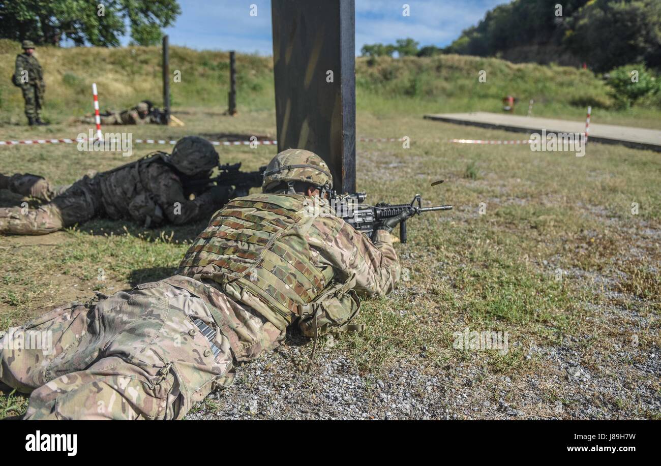 Paracadutisti greco con il primo paracadutista Brigata Commando, esercito greco treno e facilitare la realizzazione di short range precisione di tiro e la reazione di formazione di destinazione con i soldati del cielo da B Company, 1° Battaglione, 503rd Reggimento di Fanteria, 173rd Brigata Aerea, 19 maggio 2017 a Camp Rentina, Grecia come una parte di esercitare la baionetta Minotauro 2017. Bayonet-Minotaur è un accordo bilaterale in materia di esercizio TRA STATI UNITI I soldati assegnati a 173rd Brigata aerea e forze armate greche, incentrato sul rafforzamento della NATO gli standard operativi e di sviluppo delle singole competenze tecniche. Foto Stock