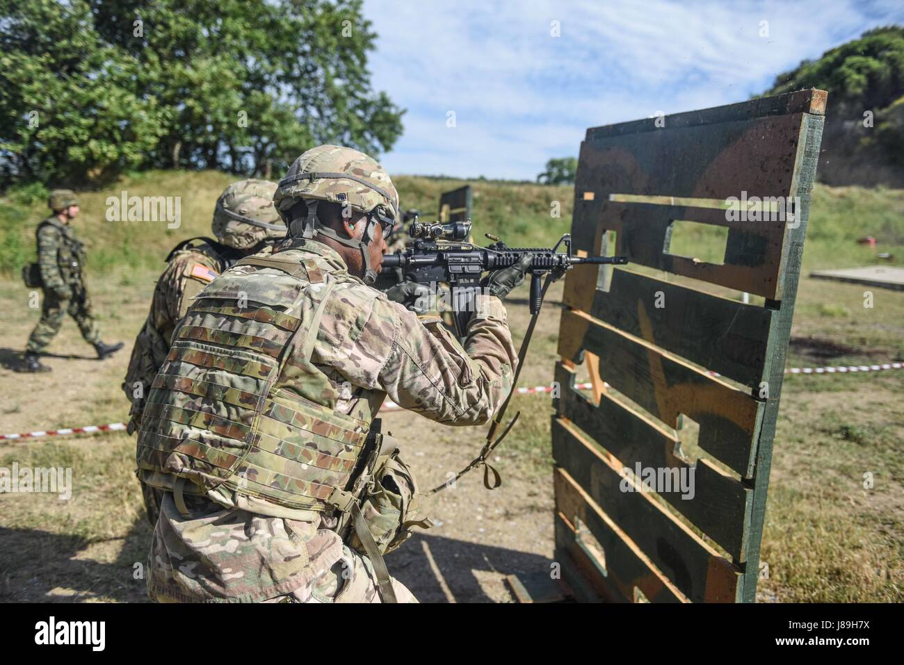 Paracadutisti greco con il primo paracadutista Brigata Commando, esercito greco treno e facilitare la realizzazione di short range precisione di tiro e la reazione di formazione di destinazione con i soldati del cielo da B Company, 1° Battaglione, 503rd Reggimento di Fanteria, 173rd Brigata Aerea, 19 maggio 2017 a Camp Rentina, Grecia come una parte di esercitare la baionetta Minotauro 2017. Bayonet-Minotaur è un accordo bilaterale in materia di esercizio TRA STATI UNITI I soldati assegnati a 173rd Brigata aerea e forze armate greche, incentrato sul rafforzamento della NATO gli standard operativi e di sviluppo delle singole competenze tecniche. Foto Stock