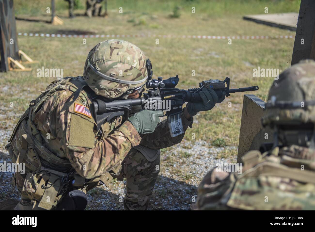 Paracadutisti greco con il primo paracadutista Brigata Commando, esercito greco treno e facilitare la realizzazione di short range precisione di tiro e la reazione di formazione di destinazione con i soldati del cielo da B Company, 1° Battaglione, 503rd Reggimento di Fanteria, 173rd Brigata Aerea, 19 maggio 2017 a Camp Rentina, Grecia come una parte di esercitare la baionetta Minotauro 2017. Bayonet-Minotaur è un accordo bilaterale in materia di esercizio TRA STATI UNITI I soldati assegnati a 173rd Brigata aerea e forze armate greche, incentrato sul rafforzamento della NATO gli standard operativi e di sviluppo delle singole competenze tecniche. Foto Stock