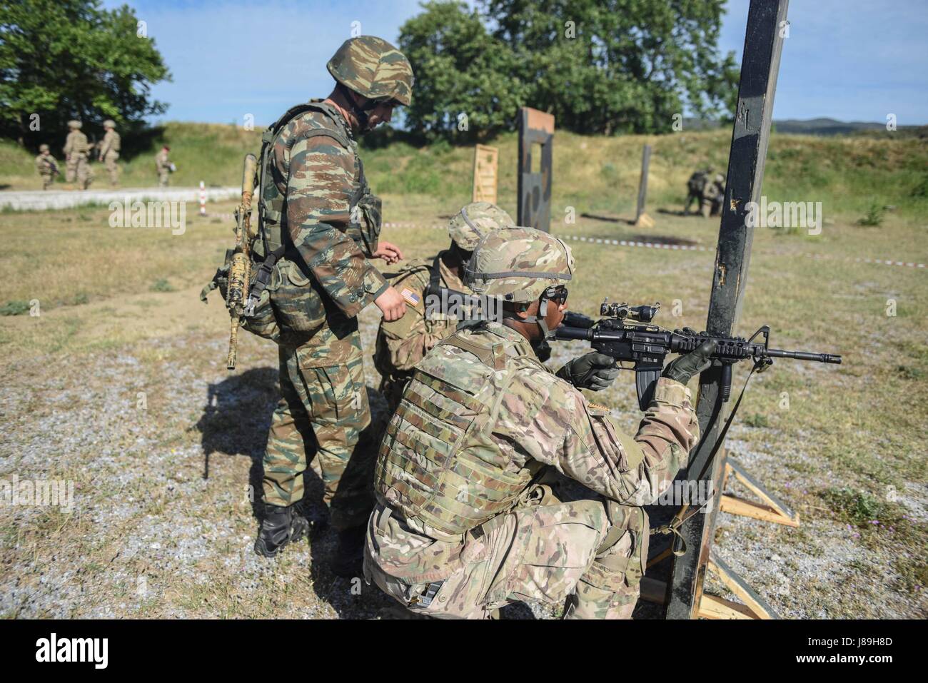 Paracadutisti greco con il primo paracadutista Brigata Commando, esercito greco treno e facilitare la realizzazione di short range precisione di tiro e la reazione di formazione di destinazione con i soldati del cielo da B Company, 1° Battaglione, 503rd Reggimento di Fanteria, 173rd Brigata Aerea, 19 maggio 2017 a Camp Rentina, Grecia come una parte di esercitare la baionetta Minotauro 2017. Bayonet-Minotaur è un accordo bilaterale in materia di esercizio TRA STATI UNITI I soldati assegnati a 173rd Brigata aerea e forze armate greche, incentrato sul rafforzamento della NATO gli standard operativi e di sviluppo delle singole competenze tecniche. Foto Stock