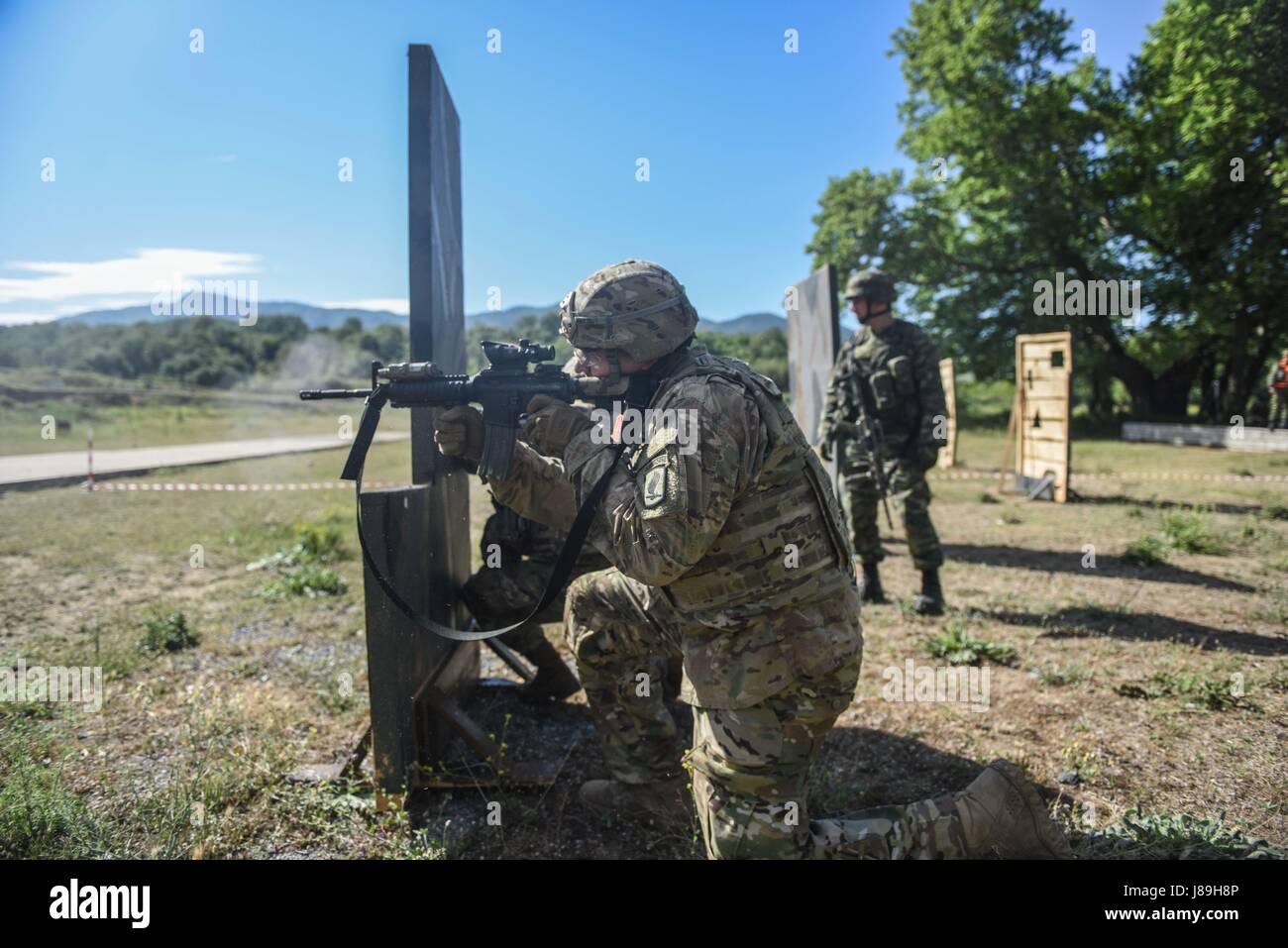 Paracadutisti greco con il primo paracadutista Brigata Commando, esercito greco treno e facilitare la realizzazione di short range precisione di tiro e la reazione di formazione di destinazione con i soldati del cielo da B Company, 1° Battaglione, 503rd Reggimento di Fanteria, 173rd Brigata Aerea, 19 maggio 2017 a Camp Rentina, Grecia come una parte di esercitare la baionetta Minotauro 2017. Bayonet-Minotaur è un accordo bilaterale in materia di esercizio TRA STATI UNITI I soldati assegnati a 173rd Brigata aerea e forze armate greche, incentrato sul rafforzamento della NATO gli standard operativi e di sviluppo delle singole competenze tecniche. Foto Stock