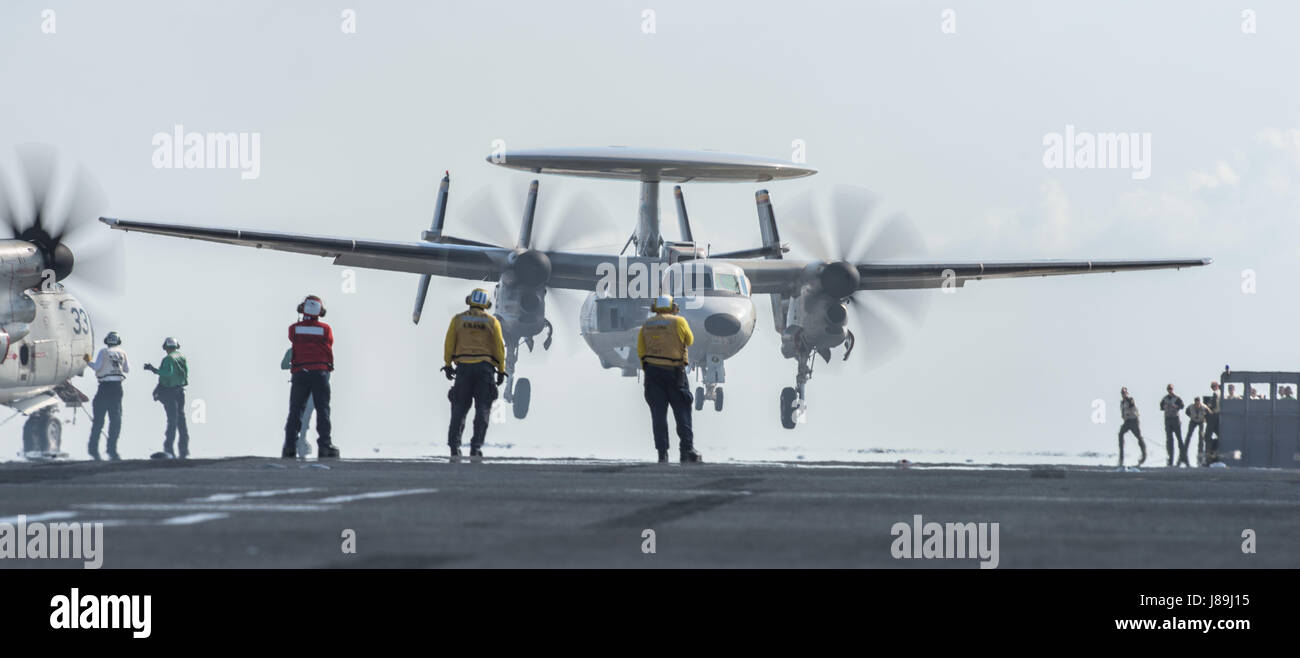 170519-N-OI810-019 acque del sud del Giappone (19 maggio 2017) Un E-2D Hawkeye, assegnato al 'Tigertails' di Airborne Early Warning Squadron (VAW) 125, esegue un tocco e andare sul ponte di volo della Marina è distribuita portaerei USS Ronald Reagan (CVN 76). Carrier aria Wing 5 è avviato su Ronald Reagan e conducendo il volo-deck qualifiche al fine di assicurare la nave e aria ala è in grado di lanciare in modo sicuro e recuperare il velivolo. Ronald Reagan, il portabandiera del Carrier Strike gruppo 5, fornisce un combattimento-pronto forza che protegge e difende la collettiva degli interessi marittimi dei suoi alleati e Foto Stock