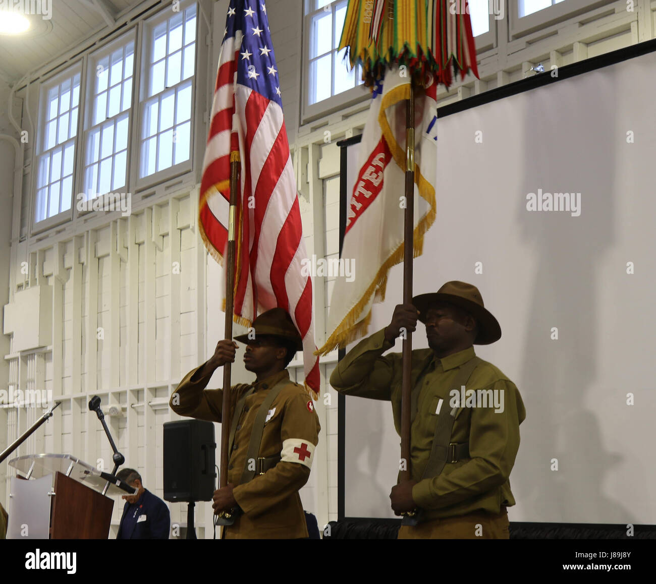 Stati Uniti La riserva di esercito di Spc. Christopher cacciatore e SPC. Randy Davis, sia con il novantesimo supporto brigata a Little Rock, arca. presente i colori su Sabato, 20 maggio 2017 a una guerra mondiale I evento commemorativo in San Antonio, Texas presso Brooks Città Hangar di base 9. L'evento è stato ospitato dalla città di San Antonio Dipartimento degli affari militari in onore di coloro che hanno servito nella guerra mondiale I. (U.S. La riserva di esercito foto di Spc. Kati Waxler) Foto Stock