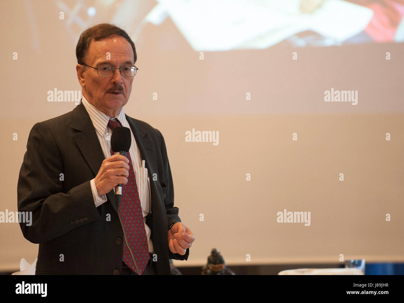 RAMSTEIN, Germania - Il Sig. Robert Reid, stelle e strisce Senior Editor, parla al pubblico durante una a stelle e strisce Europa news pannello a Ramstein Air Base, Germania il 20 maggio 2017. Il pannello di notizie era parte di una celebrazione per commemorare i 75 anni che le stelle e strisce news organizzazione ha servito in Europa nonché per discutere di come il ruolo dell'Organizzazione del Trattato del Nord Atlantico (NATO) è cambiato nel corso degli anni. (U.S. Air Force foto di Tech. Sgt. Brian Kimball) Foto Stock