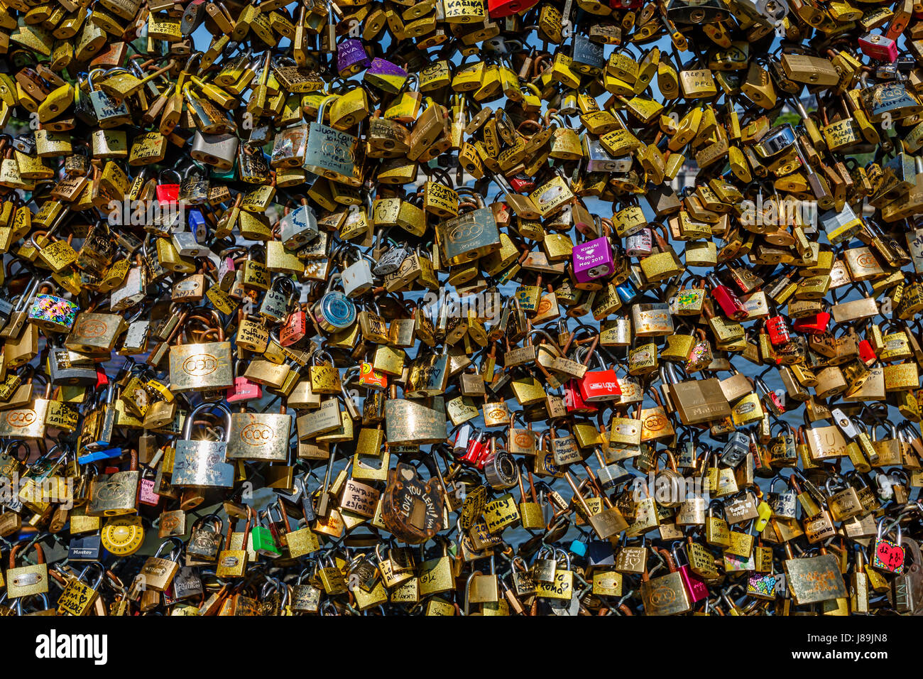 Parigi - 30 giugno: Amore lucchetti a Pont des Arts il 30 giugno 2013, a Parigi. Le migliaia di blocchi di amare le coppie simboleggiano amare per sempre. Foto Stock