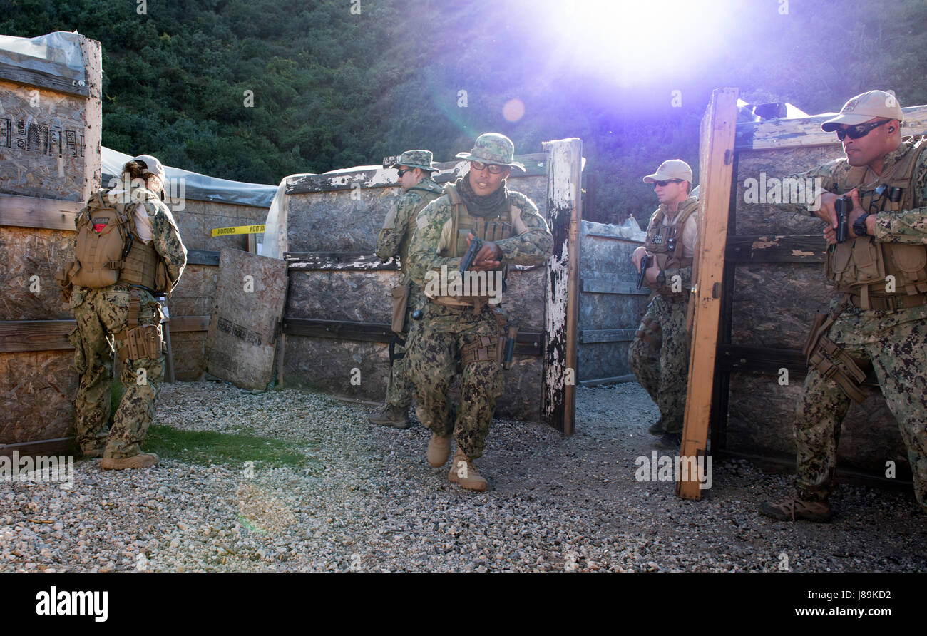 Velisti assegnati alla flotta fotocamera di combattimento del Pacifico (FCCP) cancellare una struttura in Close Quarters Battle formazione nel corso FCCP estivo di scatto rapido esercizio 2017 in Azusa, California, 21 maggio 2017. Scatto rapido è un esercizio semestrale che consente di vivere il fuoco e il corso basato su scenari per combined joint combattere le risorse della fotocamera. (U.S. Navy combattere la foto della telecamera tramite la comunicazione di massa Specialist 1a classe Jon Rasmussen) Foto Stock