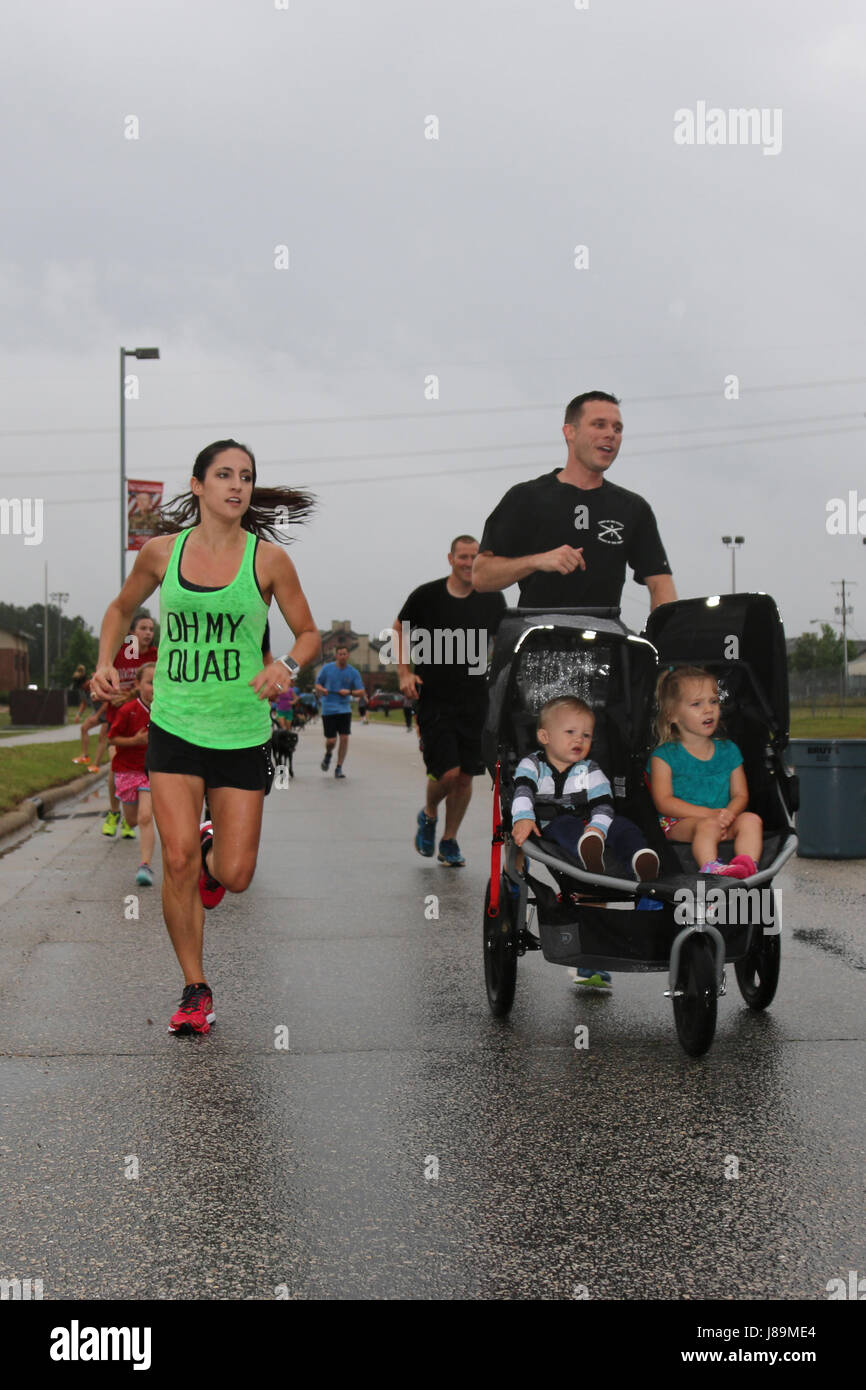 Paracadutisti e famiglie provenienti da tutta l'ottantaduesima Airborne Division eseguire sulle Ardenne via durante il primo settimana americana 100 Tramonto Fun Run su Fort Bragg, N.C., 23 maggio 2017. Tutti settimana americana è una opportunità per i paracadutisti del passato e del presente per celebrare essendo membri dell'tutti divisione americana. Il tema per tutti settimana americana 100 è, "celebra un secolo di servizio!" (U.S. Foto dell'esercito da Staff Sgt. Elvis Umanzor) Foto Stock