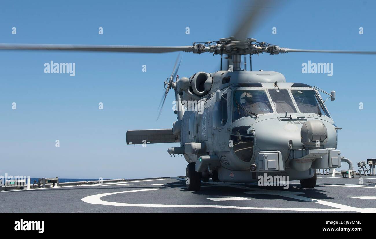 170523-N-FQ994-160 Mare Mediterraneo (23 maggio 2017) un MH-60R Sea Hawk elicottero assegnato all'elicottero Maritime Strike Squadron (HSM) 46, DET. 1 si diparte la Arleigh Burke-class guidato-missile destroyer USS Ross (DDG 71) Maggio 23, 2017. Ross, distribuita a Rota, Spagna, sta conducendo operazioni navali negli Stati Uniti Sesta flotta area di operazioni a sostegno degli Stati Uniti per gli interessi di sicurezza nazionali in Europa e in Africa. (U.S. Foto di Marina di Massa lo specialista di comunicazione di terza classe Robert S. Prezzo/rilasciato) Foto Stock