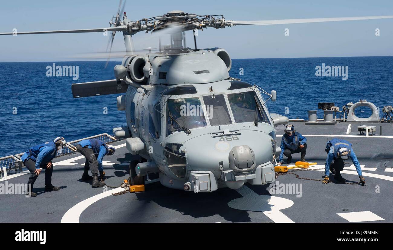 170523-N-FQ994-257 Mare Mediterraneo (23 maggio 2017) marinai guarnitura e catena un MH-60R Sea Hawk elicottero, assegnato all'elicottero Maritime Strike Squadron (HSM) 46, DET. 1, durante i trimestri di volo a bordo del Arleigh Burke-class guidato-missile destroyer USS Ross (DDG 71) Maggio 23, 2017. Ross, distribuita a Rota, Spagna, sta conducendo operazioni navali negli Stati Uniti Sesta flotta area di operazioni a sostegno degli Stati Uniti per gli interessi di sicurezza nazionali in Europa e in Africa. (U.S. Foto di Marina di Massa lo specialista di comunicazione di terza classe Robert S. Prezzo/rilasciato) Foto Stock