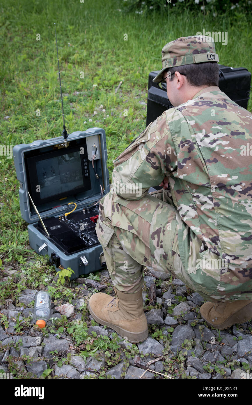 I soldati del 753rd l'eliminazione degli ordigni esplosivi (EOD) di Kingwood, W Va., e membri del West Virginia Polizia di Stato Bomb Squad ha partecipato a un corvo della sfida che ha avuto luogo presso il Camp Dawson, Kingwood, da maggio 21-26, 2017. Raven's Challenge è un annuale, interagenzie, contatore IED esercizio che incorpora gli scenari focalizzata sulla capacità di interoperabilità tra la pubblica sicurezza squadroni della bomba e militari di EOD unità operativa di tipo domestico ambienti di IED. L'esercizio anche previsto la partecipazione internazionale. (U.S. Esercito foto di Sgt. Penni Harris) Foto Stock