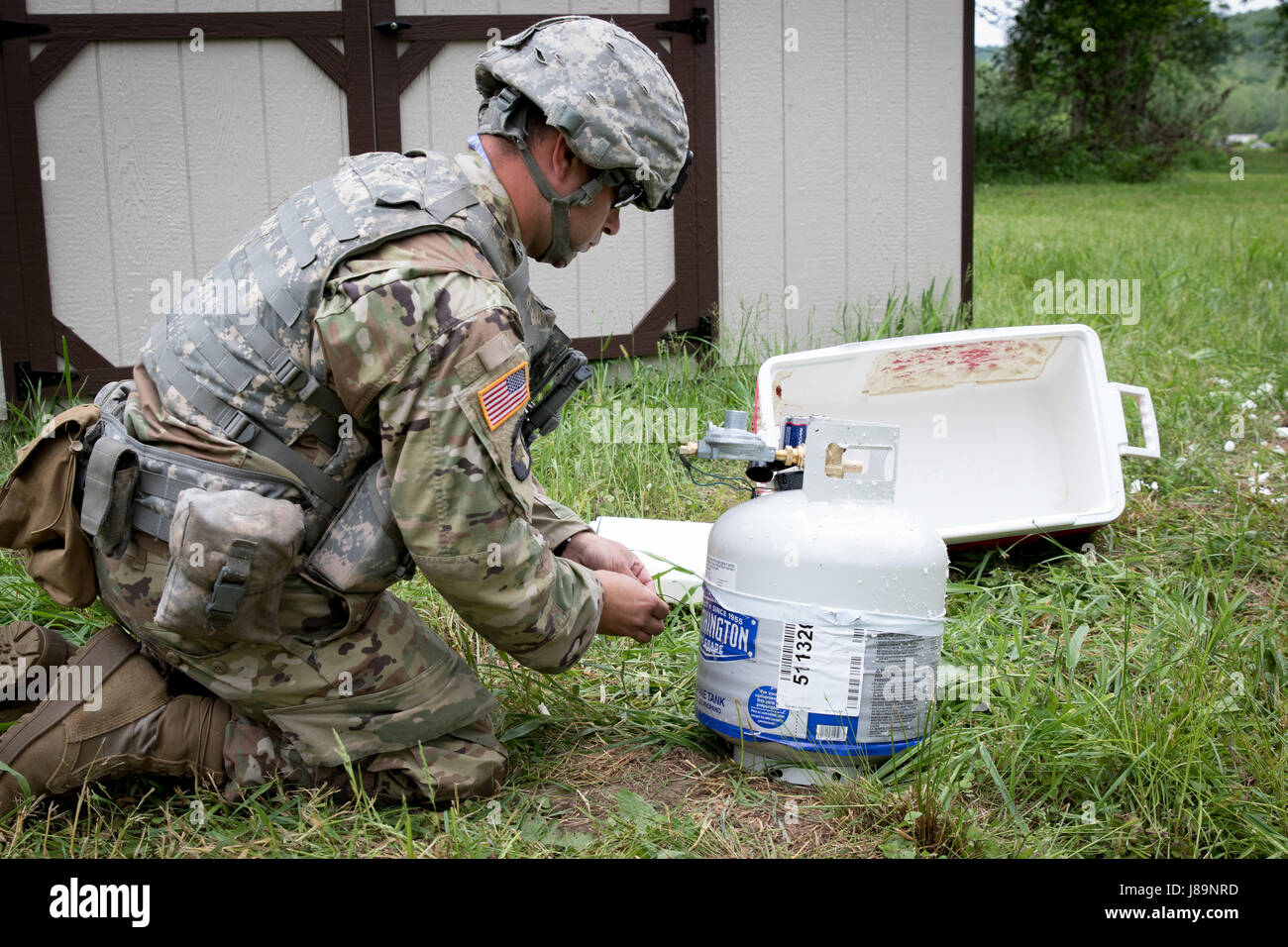 I soldati del 753rd l'eliminazione degli ordigni esplosivi (EOD) di Kingwood, W. Va., e membri del West Virginia Polizia di Stato Bomb Squad ha partecipato a un corvo della sfida che ha avuto luogo presso il Camp Dawson, Kingwood, da maggio 21-26, 2017. Raven's Challenge è un annuale, interagenzie, contatore IED esercizio che incorpora secnarios focalizzata sulla capacità di interoperabilità tra la pubblica sicurezza squadroni della bomba e militari di EOD unità operativa di tipo domestico ambienti di IED. L'esercizio anche previsto la partecipazione internazionale. (U.S. Esercito foto di Sgt. Penni Harris) Foto Stock