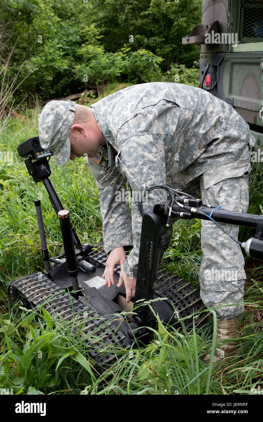 I soldati del 753rd l'eliminazione degli ordigni esplosivi (EOD) di Kingwood, W.Va., e membri del West Virginia Polizia di Stato Bomb Squad ha partecipato a un corvo della sfida che ha avuto luogo presso il Camp Dawson, Kingwood, da maggio 21-26, 2017. Raven's Challenge è un annuale, interagenzie, contatore IED esercizio che incorpora gli scenari focalizzata sulla capacità di interoperabilità tra la pubblica sicurezza squadroni della bomba e militari di EOD unità operativa di tipo domestico ambienti di IED. L'esercizio anche previsto la partecipazione internazionale. (U.S. Esercito foto di Sgt. Penni Harris) Foto Stock