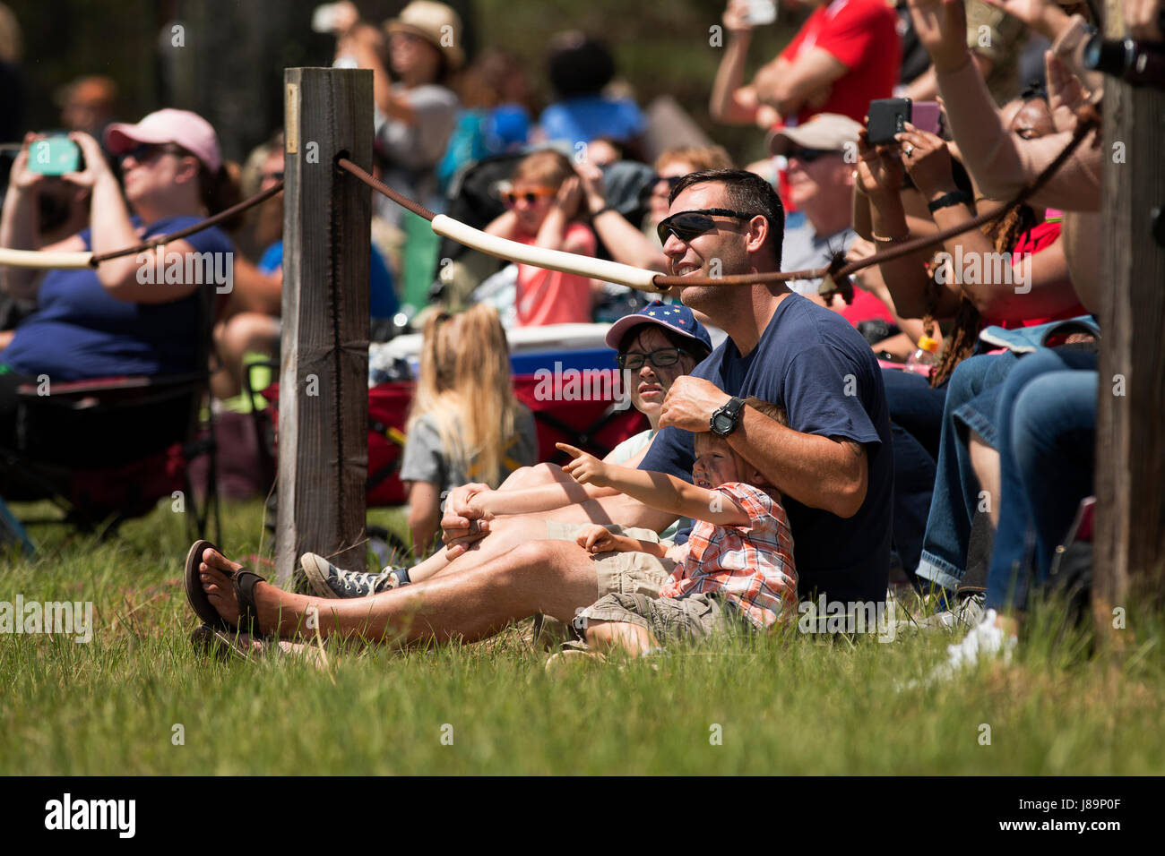 Families observe the Airborne Review at Sicily Drop Zone, Fort Bragg, N.C., during All American Week 100, a celebration of the 82nd Airborne Division and its Paratroopers past and present. Foto Stock