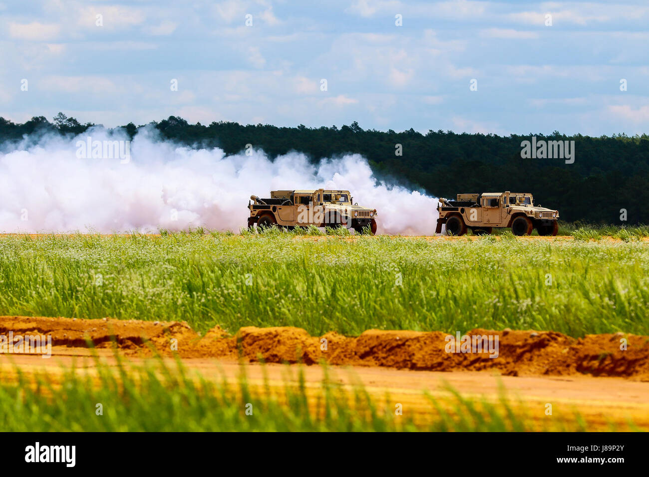 Paracadutisti assegnato all'ottantaduesima Airborne Division partecipare al Airborne rivedere in Sicilia nella zona di caduta, Situato sulla Fort Bragg, N.C., 25 maggio 2017. La Airborne Review è il momento culminante di ogni settimana americana 100 che è una opportunità per i paracadutisti, del passato e del presente, per celebrare essendo membri dell'America della Guardia d'onore. Il tema per tutti settimana americana 100 è, "celebra un secolo di servizio!" (U.S. Esercito Foto di Sgt. Jesse D. Leger) Foto Stock