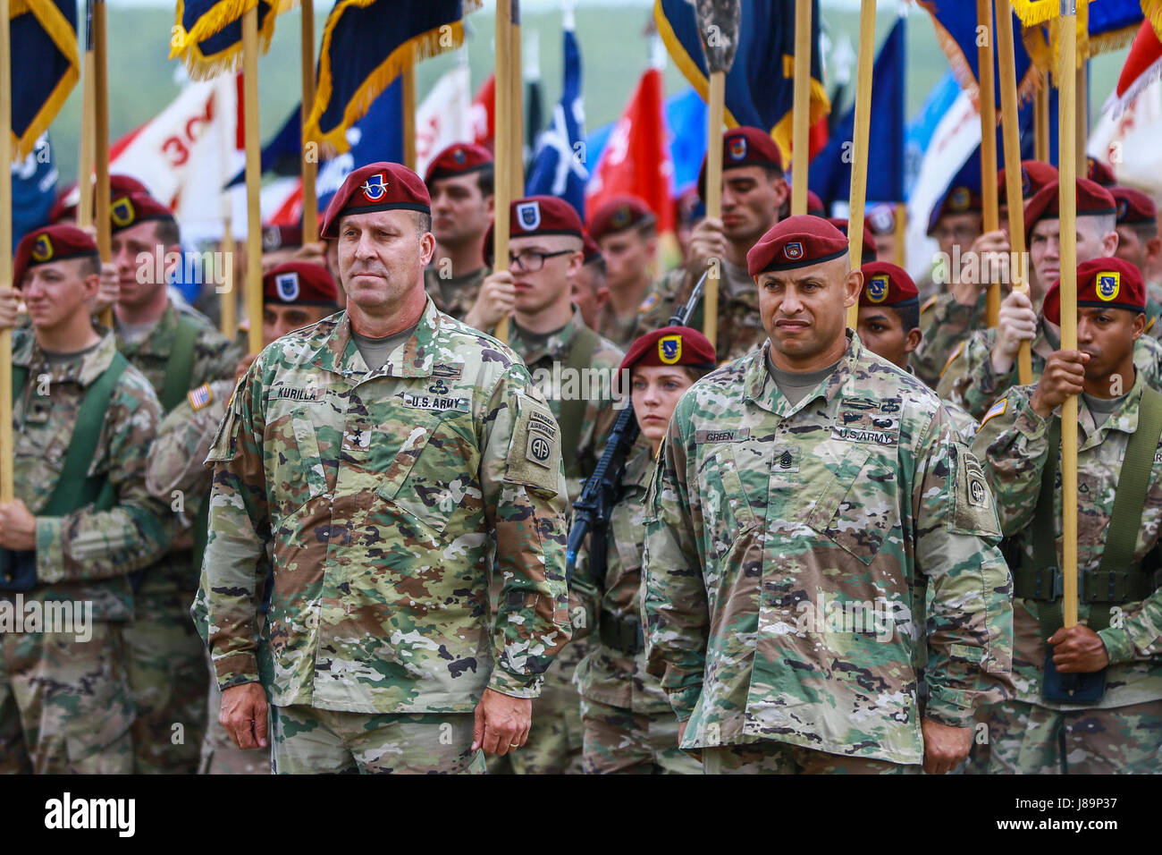 82nd Airborne Division Paratroopers participate in the Airborne Review at Sicily Drop Zone, Fort Bragg, celebrating All American Week 100 and the heritage of the division. Foto Stock