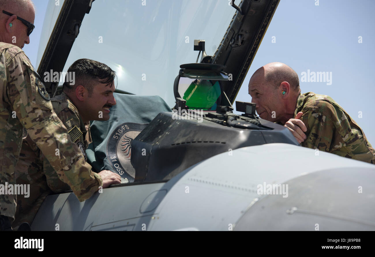 Senior Airman Christopher Caruso, 455th Expeditionary Manutenzione aeromobili squadrone, parla con Gen. Mike Holmes, comandante di combattimento aereo comando, circa le capacità del F-16 Fighting Falcon a Bagram Airfield, Afghanistan, 25 maggio 2017. Holmes ha comandato la 455th Air Expeditionary Wing, dal marzo 2008 ad aprile 2009. (U.S. Air Force photo by Staff Sgt. Benjamin Gonsier) Foto Stock