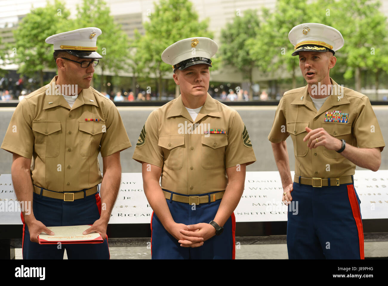 Il colonnello Matteo Reuter (a destra), comandante della Special Purpose Marine Air-Ground Task Force New York, risolve una folla di curiosi civile durante un reenlistment e cerimonia di promozione al 9/11 Memorial Plaza, 26 maggio 2017. Primo Lt. Gerald Koval (sinistra) e lo Staff Sgt. Todd sfera (centro) erano parte della cerimonia, che è stata un evento durante la settimana della flotta New York 2017. (U.S. Marine Corps photo by Lance Cpl. Troy Saunders) Foto Stock