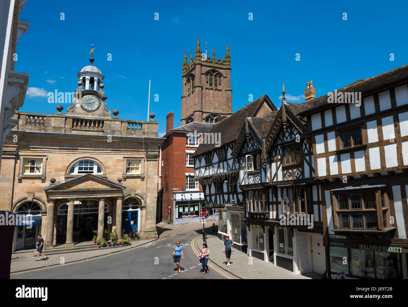 Ricerca di Broad Street per la Buttercross e San Lorenzo è la Chiesa, Ludlow Shropshire. Foto Stock