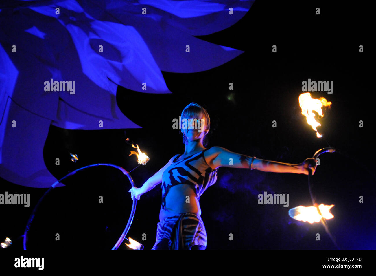 Un incendio hula hooper esegue sul palco del 2014 immaginano di Festival. Foto Stock