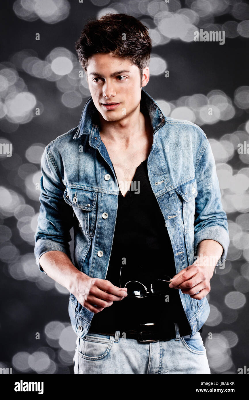 Moda colpo di un giovane uomo Foto Stock