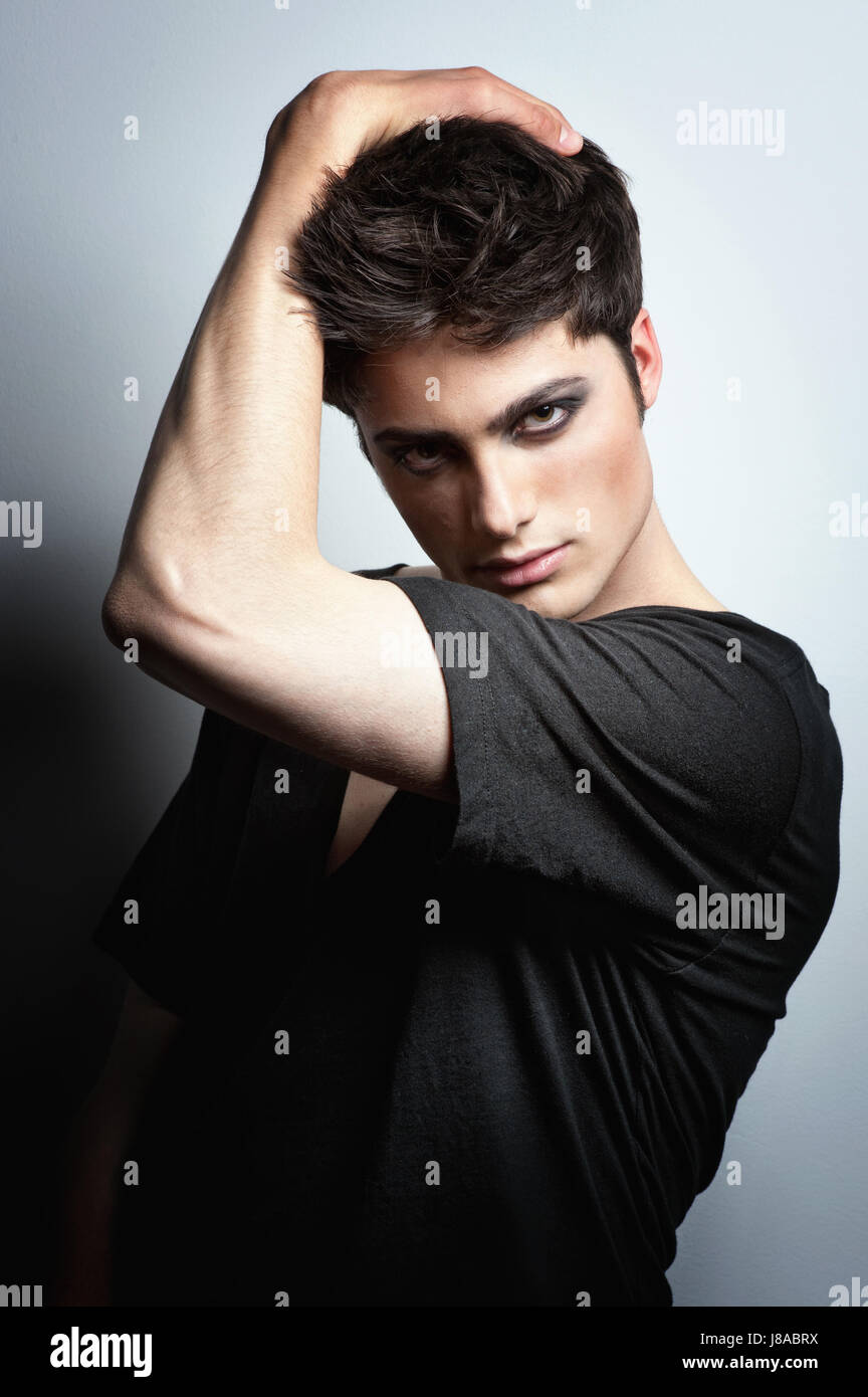 Moda colpo di un giovane uomo Foto Stock