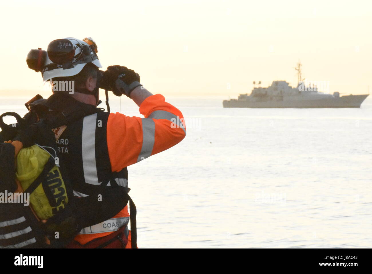 County Dublin, Irlanda. 26 Maggio, 2017. Pescatore mancanti sul mare irlandese cerca. Un membro della costa irlandese le ricerche di guardia costiera a Skerries, come la ricerca e l'operazione di soccorso è in corso per la mancanza di un pescatore dopo una barca affondata nel mare d'Irlanda. Credito: John Rooney/Pacific Press/Alamy Live News Foto Stock