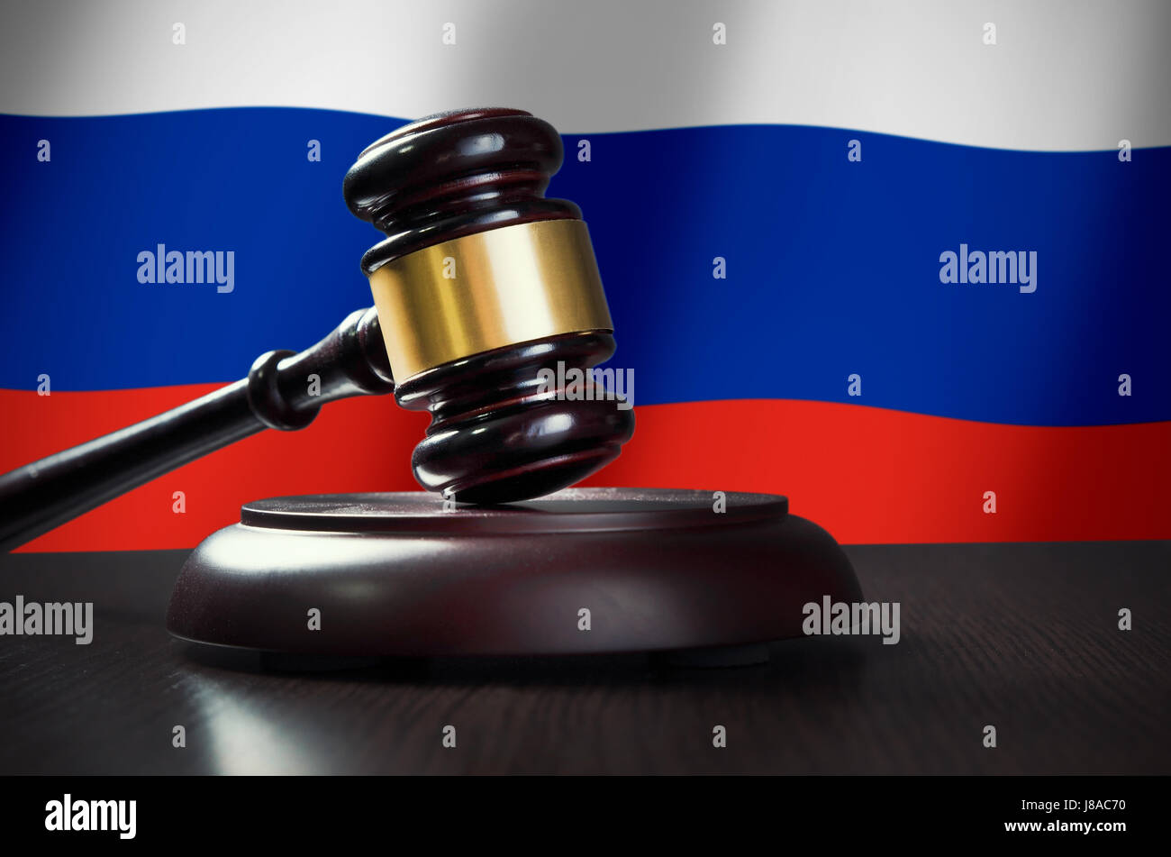 Martello di legno con bandiera russa in background. Giustizia e diritto simbolo Foto Stock