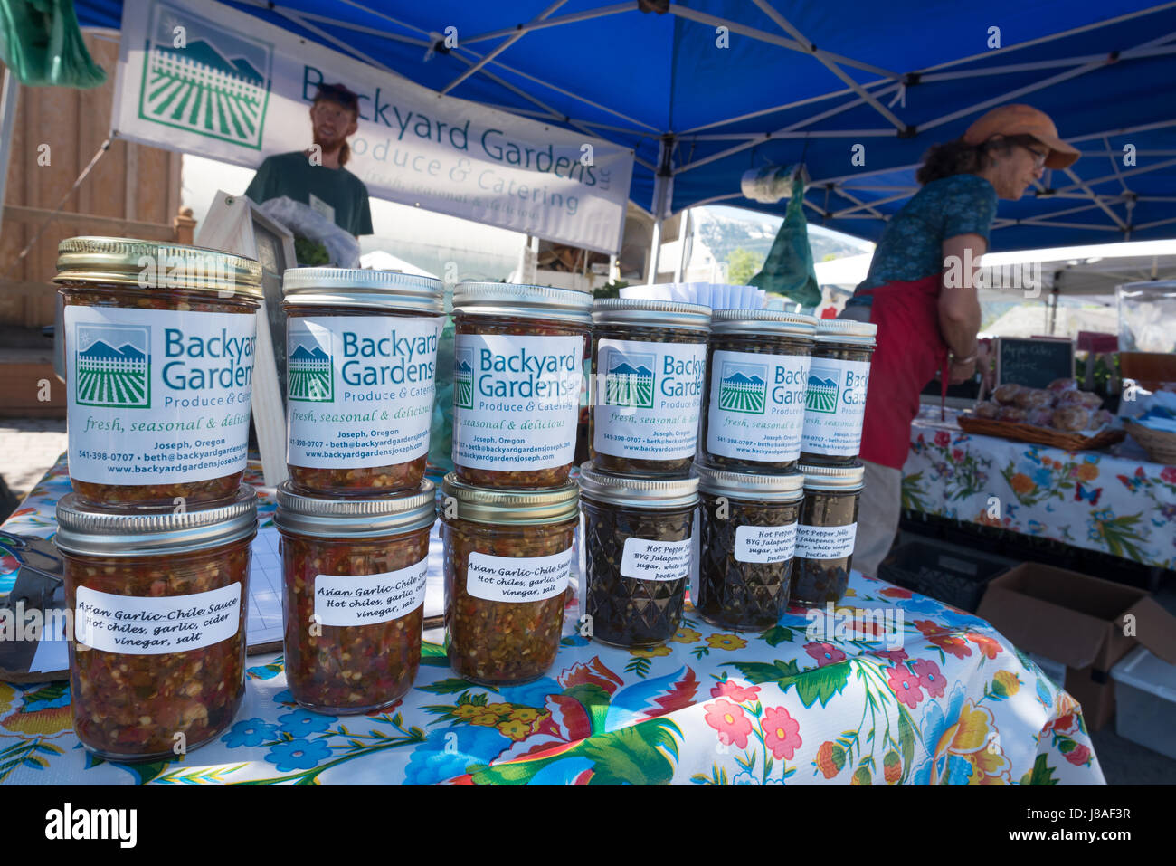 Vasi di asiatici di salsa al peperoncino e pepe caldo Jelly in uno stand presso la contea di Wallowa dell'agricoltore nel mercato Giuseppe, Oregon. Foto Stock