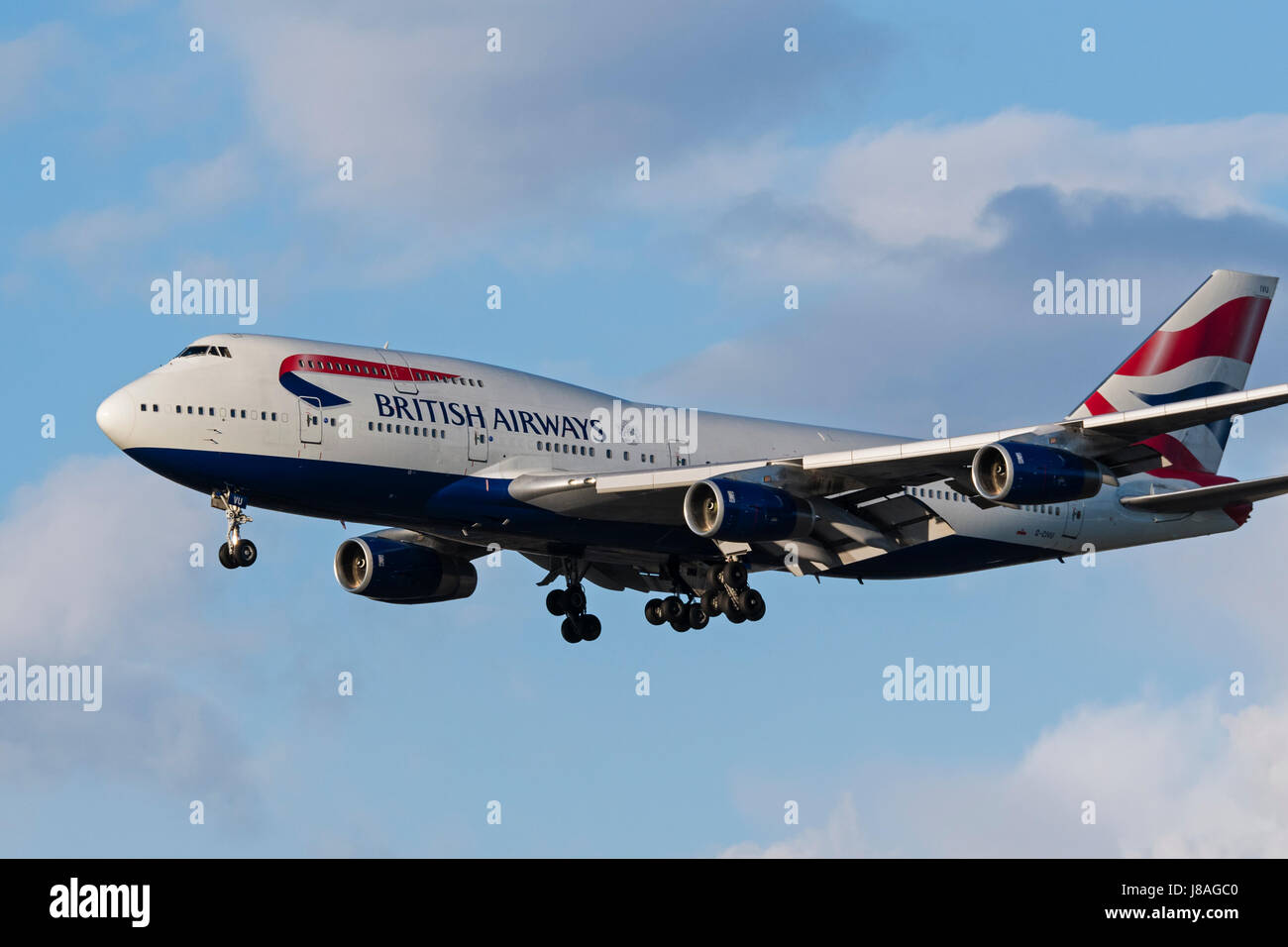 British Airways Boeing 747 (747-400) sull approccio finale per l'atterraggio all'Aeroporto Internazionale di Vancouver, Richmond, B.C., 2 aprile 2017. Foto Stock