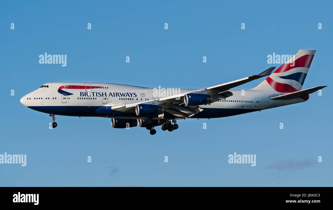 British Airways Boeing 747 (747-400) sull approccio finale per l'atterraggio all'Aeroporto Internazionale di Vancouver, Richmond, B.C., 2 aprile 2017. Foto Stock