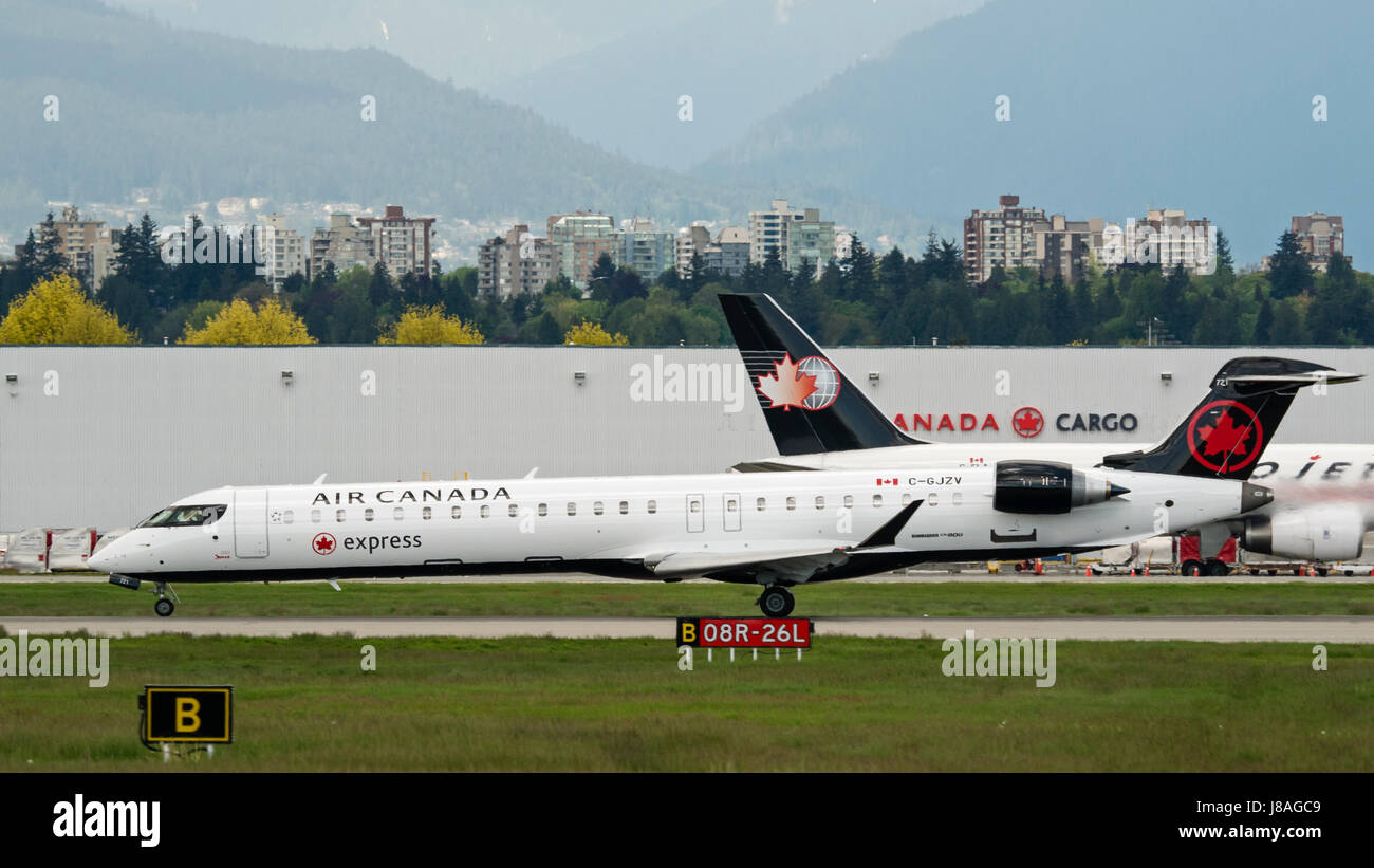 Air Canada Express Bombardier CRJ900 C-regionale GJZV aereo jet aereo aereo in fase di decollo dall'Aeroporto Internazionale di Vancouver Foto Stock