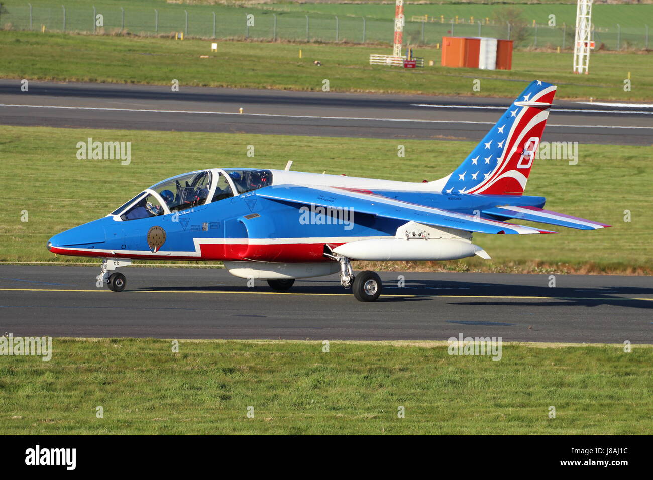 F-TEMO / E68 (8), un Dassault-Breguet/Dornier Alpha Jet e del francese Air Force aerobatic team, Patrouille de France, presso l'Aeroporto di Prestwick. Foto Stock