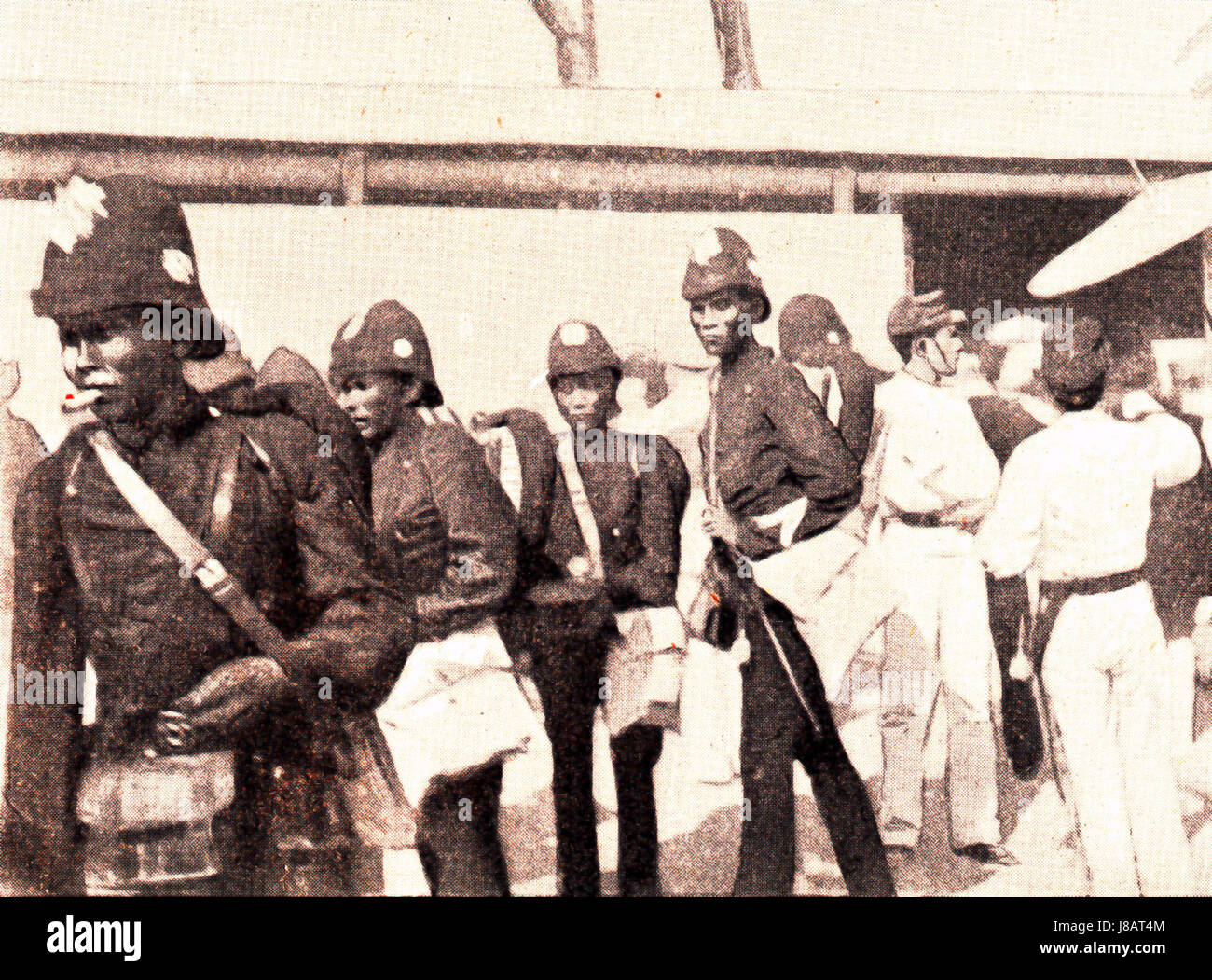 Questa immagine mostra i soldati del V Battaglione, che forniscono informazioni sulla loro struttura uniforme e militare durante il loro servizio. Rappresenta la vita militare e i dettagli reggimentali del periodo. Foto Stock