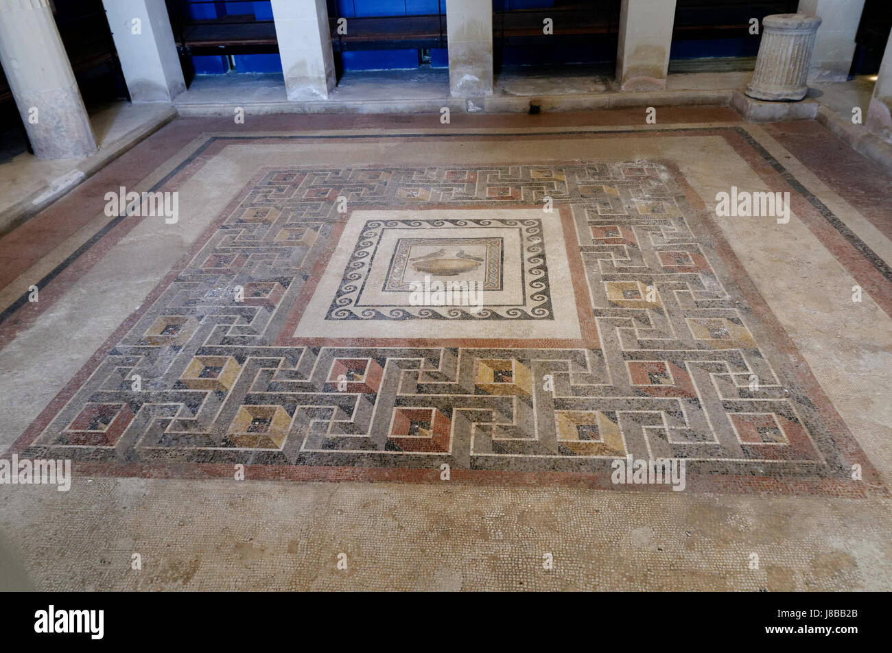 I mosaici romani della Domus Romana di Mdina forniscono approfondimenti sull'arte e l'architettura romana antica, mostrando intricati disegni dei pavimenti di una storica villa romana. Foto Stock