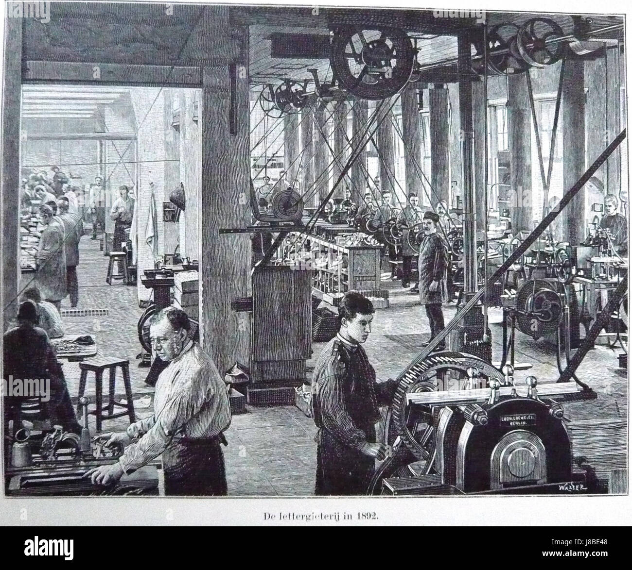 Questa fotografia del 1892 mostra i lavoratori di una fonderia tipo Haarlem a Enschede, nei Paesi Bassi. Cattura il processo industriale coinvolto nella stampa e nella tipografia durante la fine del XIX secolo. Foto Stock