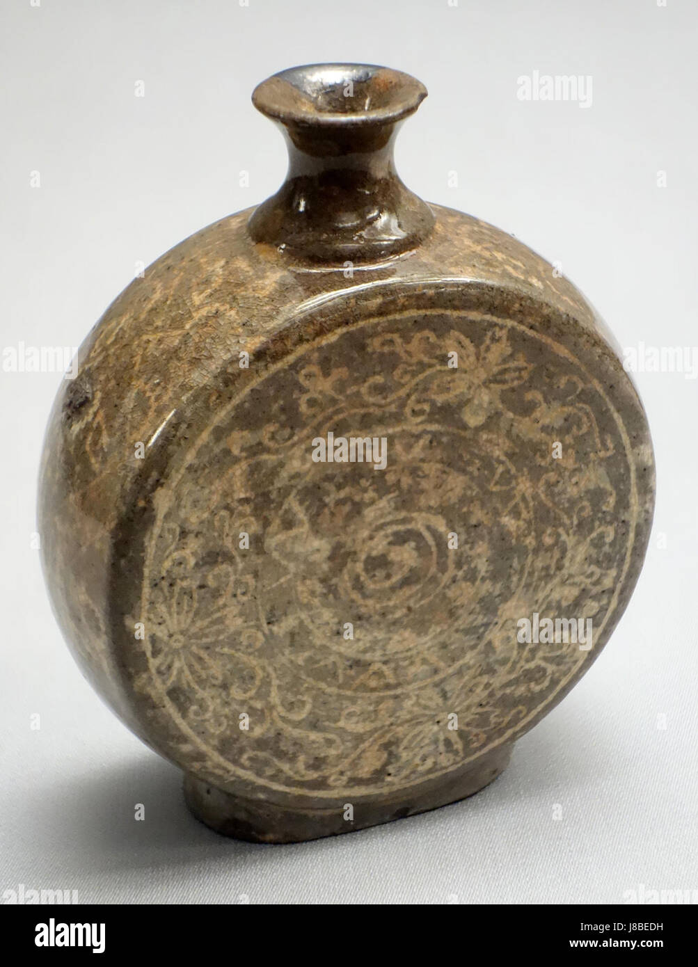 Pallone forma di vaso, Yatsushiro ware, periodo Edo, XVIII secolo, crisantemo design intarsio nel Museo Nazionale di Tokyo DSC05288 Foto Stock