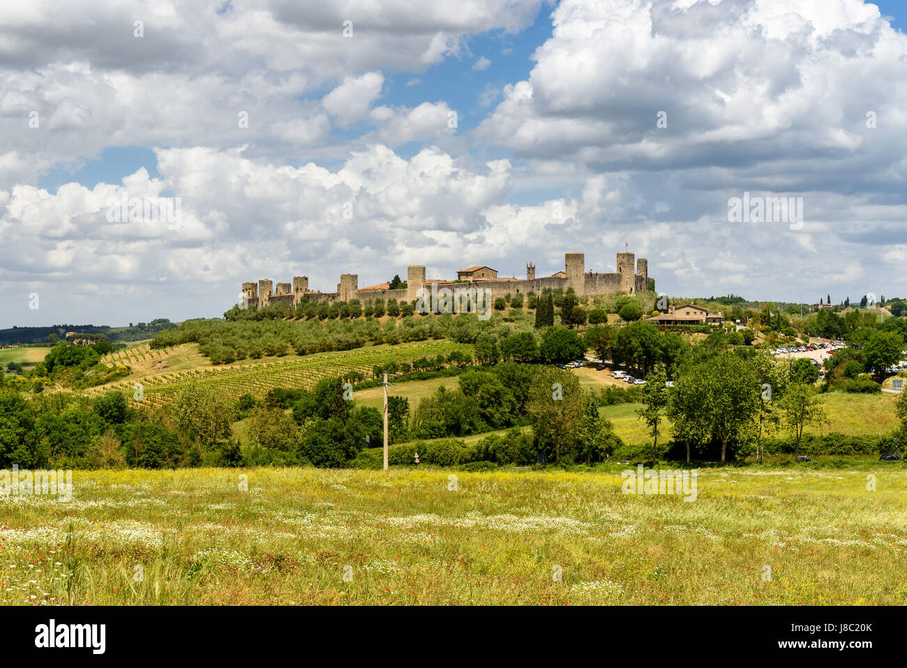 Monteriggioni, Toscana, Italia - 20 Maggio 2017 - vista panoramica del borgo medioevale costruito nel 1214-19 e situata su una collinetta naturale Foto Stock