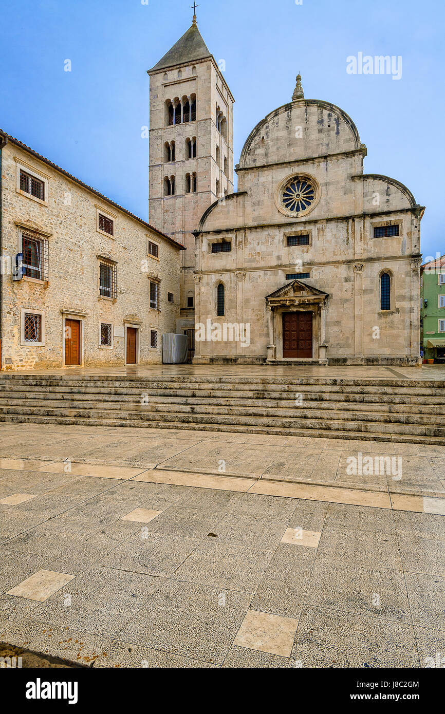 Dalmazia Zadar foro romano e in background st. Chiesa di Maria Foto Stock