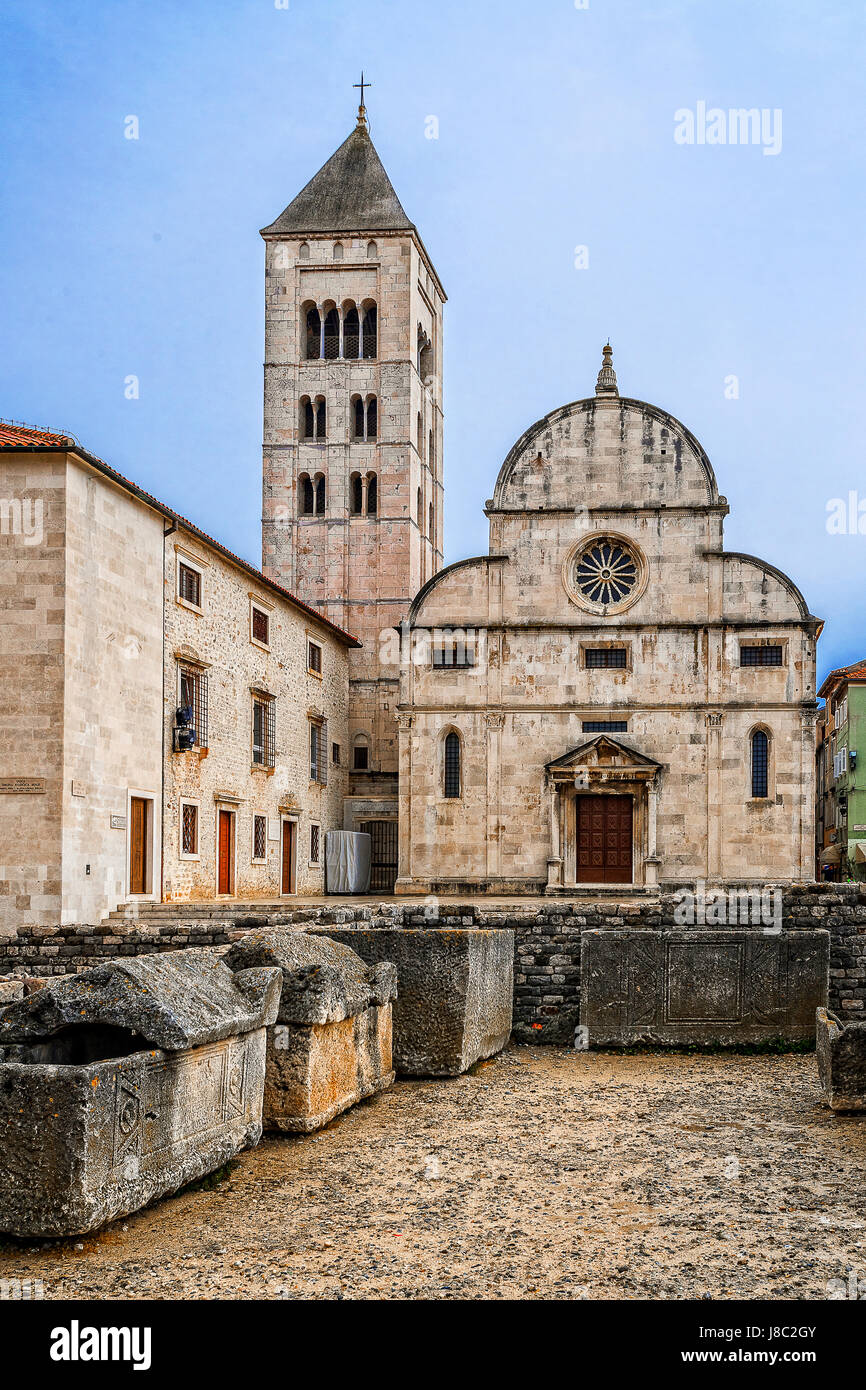 Dalmazia Zadar foro romano e in background st. Chiesa di Maria Foto Stock