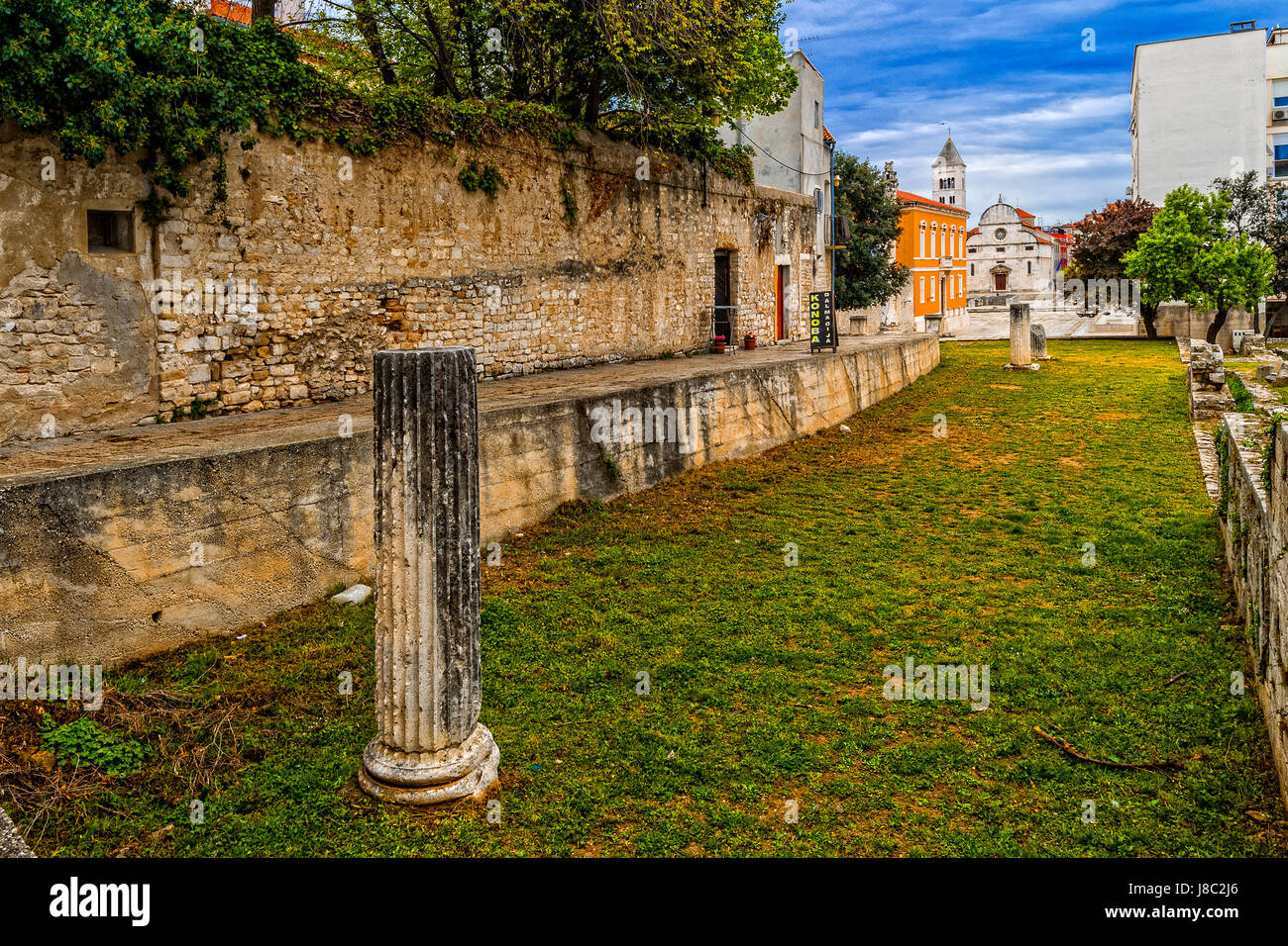 Dalmazia Zadar foro romano e in background st. Chiesa di Maria Foto Stock
