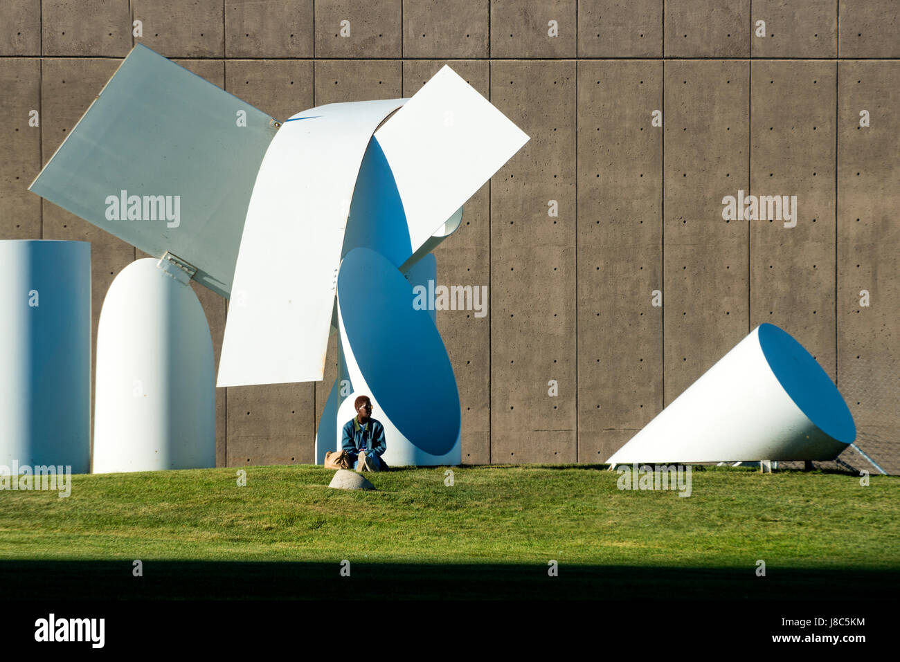 Donna seduta nei pressi di arte moderna a Milwaukee Museo di Arte moderna del giardino USA Foto Stock