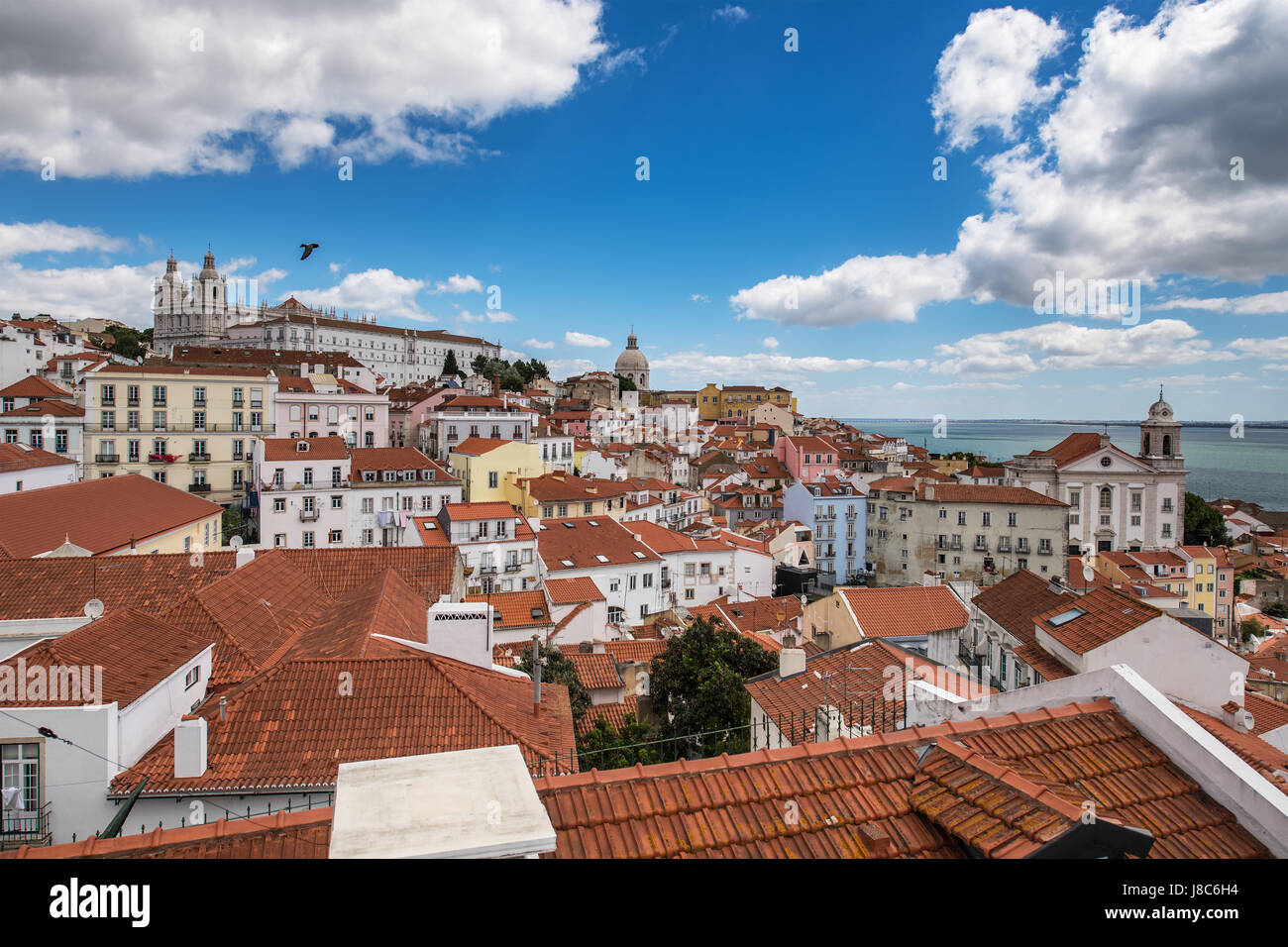 Vista aerea della città di Lisbona e sul fiume Tago con tetti rossi e i punti di riferimento Foto Stock