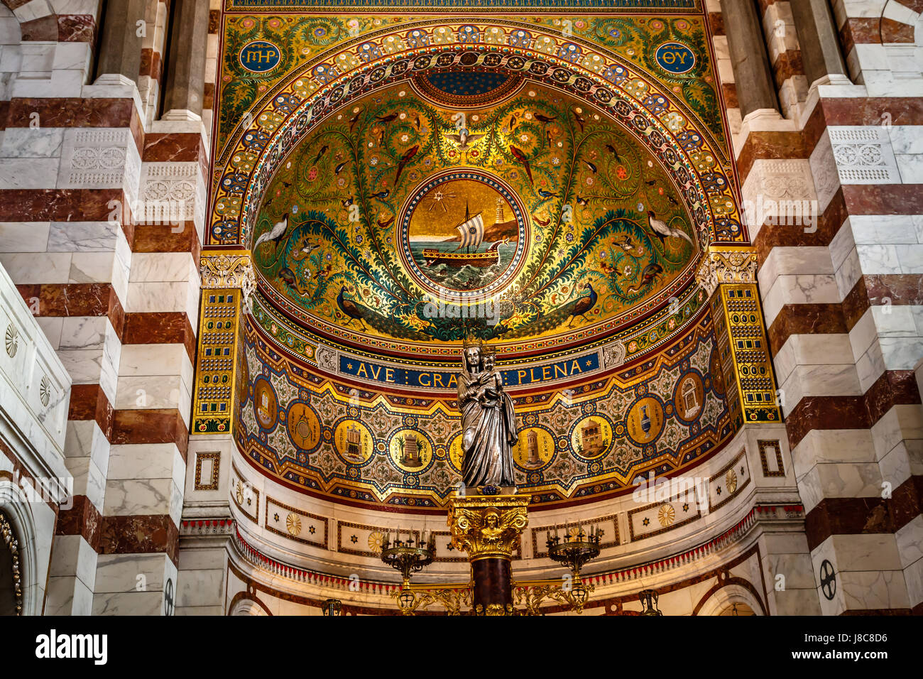 Marsiglia - 11 gennaio: Notre Dame de la Garde interno il 11 gennaio, 2012. Questo Neo-Byzantine chiesa fu costruita dall'architetto Henri-Jacques Espera Foto Stock