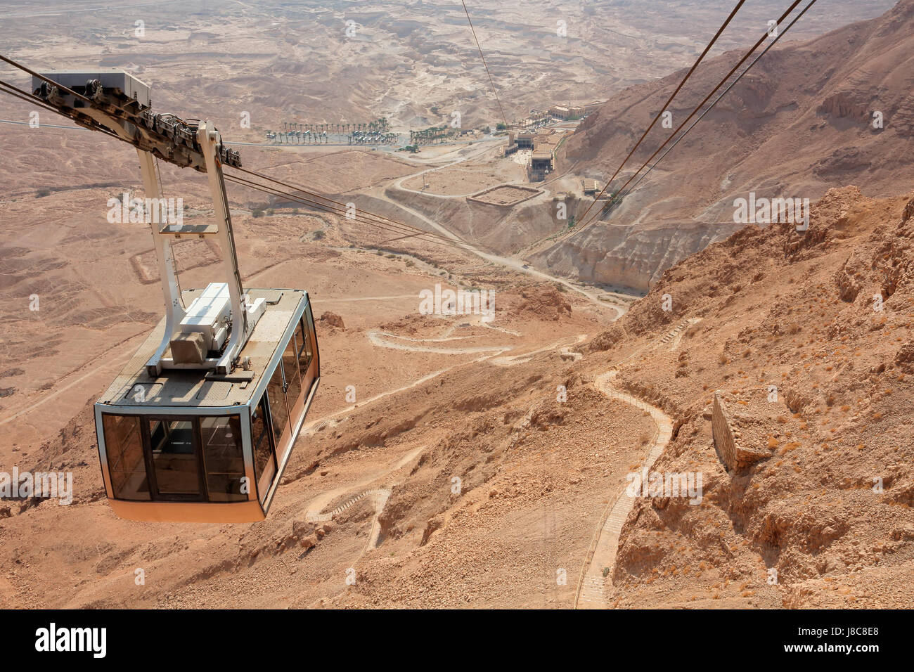 Il paesaggio del deserto con la funivia della funivia di Masada, Israele Foto Stock