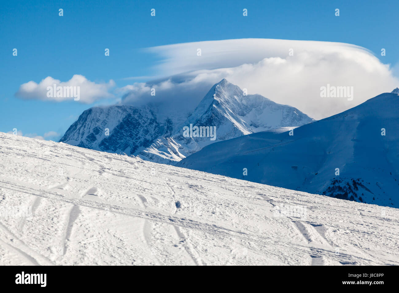 Picco di montagna e pista da sci vicino a Megeve nelle Alpi francesi, Francia Foto Stock